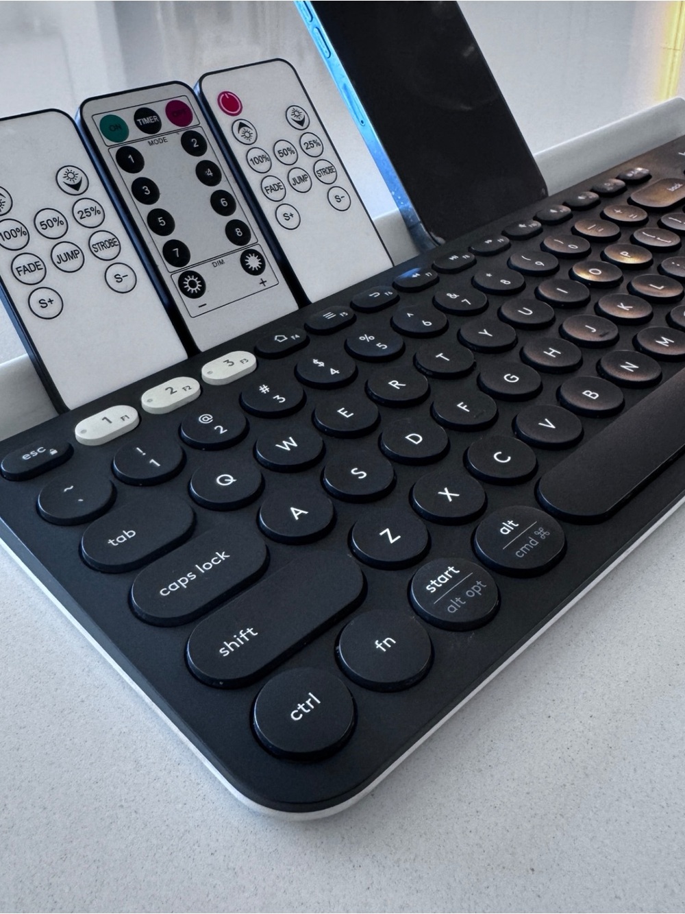 Logitech K780 Multi-Device Wireless Keyboard - Picture 7 of 8